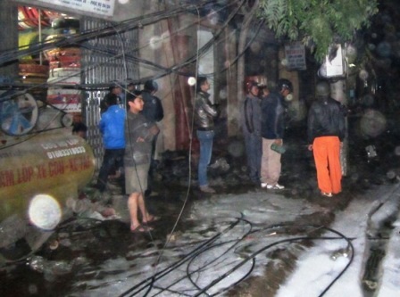 Người dân hoảng hồn vì cháy cột điện    - 2