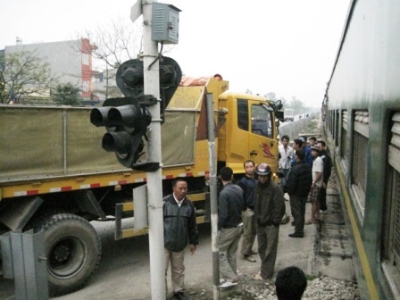 Xe tải lao vào tàu hỏa, hàng trăm hành khách hú vía