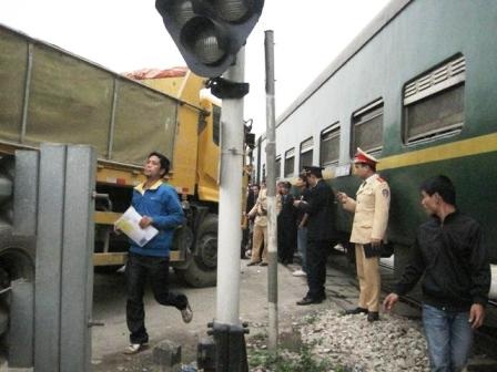 Xe tải lao vào tàu hỏa, hàng trăm hành khách hú vía