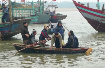 Đại lý ngừng thu mua, ngư dân mang hải sâm đổ xuống biển  