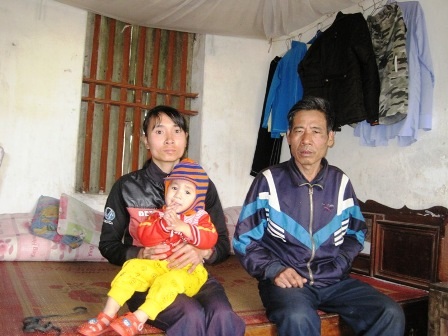 Người mẹ bất lực nhìn đôi mắt 2 con mất dần ánh sáng   