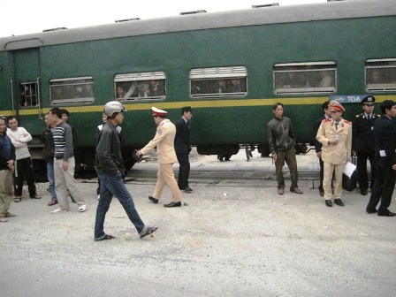 Xe tải lao vào tàu hỏa, hàng trăm hành khách hú vía