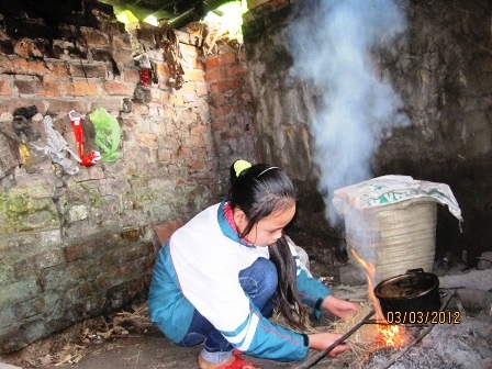 Cô bé mồ côi học lớp 7, chăm bà nội 88 tuổi mù lòa   