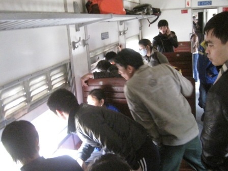 Xe tải lao vào tàu hỏa, hàng trăm hành khách hú vía