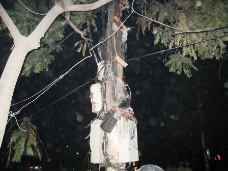 Người dân hoảng hồn vì cháy cột điện    - 1