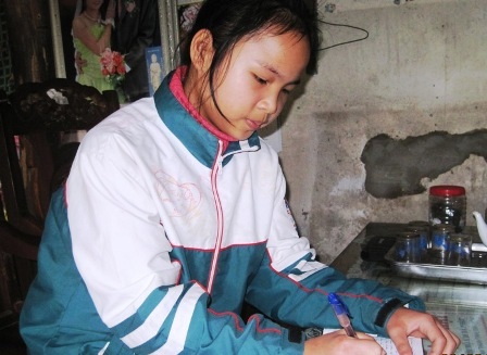 Cô bé mồ côi học lớp 7, chăm bà nội 88 tuổi mù lòa   