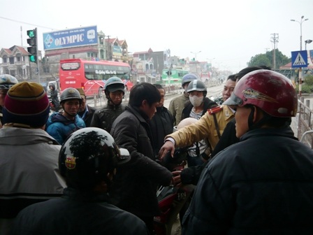 Tài xế ẩu đả nhau, Quốc lộ 1A ách tắc nghiêm trọng   - 6