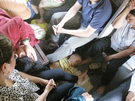 Hành khách mệt lả trên tàu hỏa vì nắng nóng   