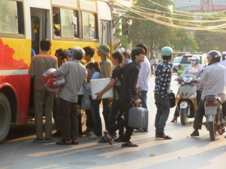 Xe buýt quá tải vì lượng khách tăng đột biến   