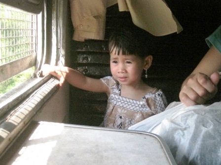 Hành khách mệt lả trên tàu hỏa vì nắng nóng   