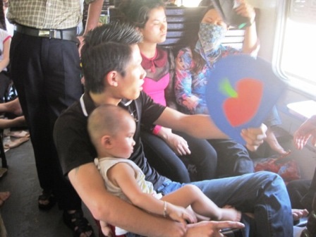 Hành khách mệt lả trên tàu hỏa vì nắng nóng   