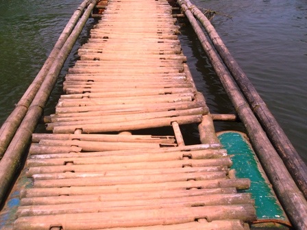 Hiểm nguy rình rập trên những cây cầu tạm 