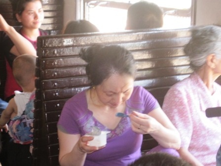 Hành khách mệt lả trên tàu hỏa vì nắng nóng   