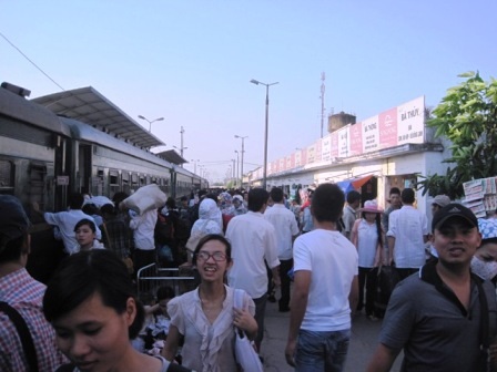 Hành khách mệt lả trên tàu hỏa vì nắng nóng   