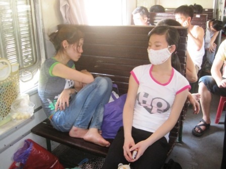 Hành khách mệt lả trên tàu hỏa vì nắng nóng   