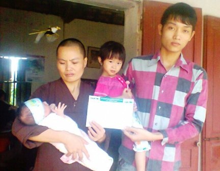 Bé trai sơ sinh bị bỏ rơi ở chùa được đặt tên là Nhân Bản - 3 Bé trai sơ sinh bị bỏ rơi ở chùa được đặt tên là Nhân Bản