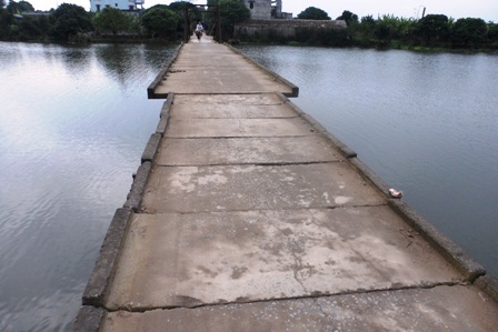 Hãi hùng nhìn cây cầu dài hàng trăm mét không lan can