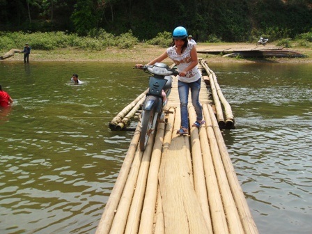 Hiểm nguy rình rập trên những cây cầu tạm 