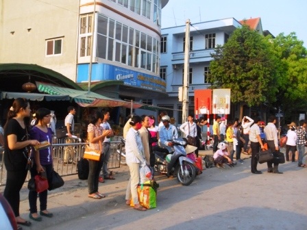 Xe buýt quá tải vì lượng khách tăng đột biến   