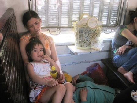 Hành khách mệt lả trên tàu hỏa vì nắng nóng   