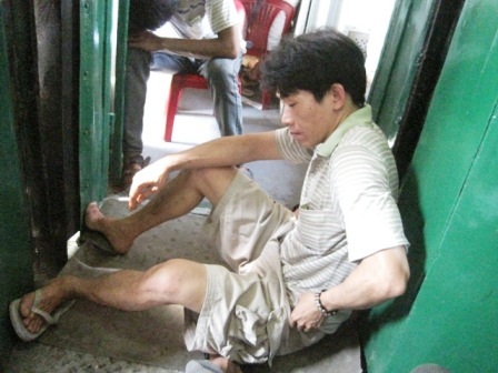 Hành khách mệt lả trên tàu hỏa vì nắng nóng   