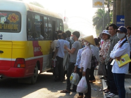 Xe buýt quá tải vì lượng khách tăng đột biến   
