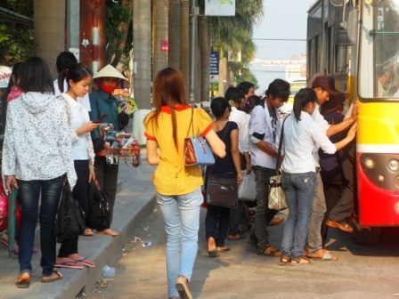 Xe buýt quá tải vì lượng khách tăng đột biến   