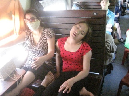 Hành khách mệt lả trên tàu hỏa vì nắng nóng   