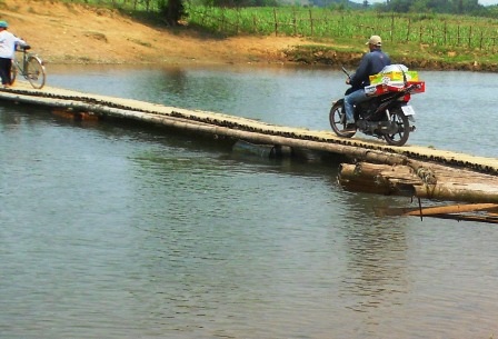 Hiểm nguy rình rập trên những cây cầu tạm 