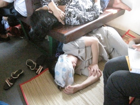 Hành khách mệt lả trên tàu hỏa vì nắng nóng   