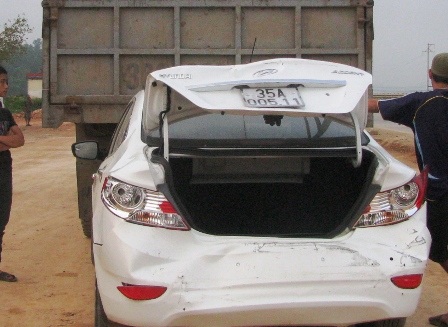 Xế hộp chui gầm xe tải - 2 Xế hộp chui gầm xe tải