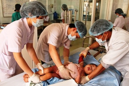 Ngã vào nồi nước sôi cháu bé 3 tuổi bị bỏng nặng   