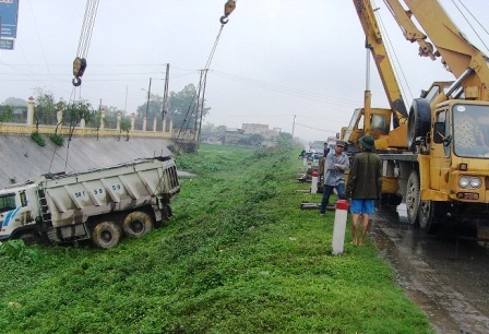 Xe container gây tai nạn chết người rồi bỏ trốn  