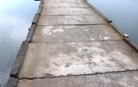 Hãi hùng nhìn cây cầu dài hàng trăm mét không lan can