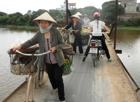 Hãi hùng nhìn cây cầu dài hàng trăm mét không lan can