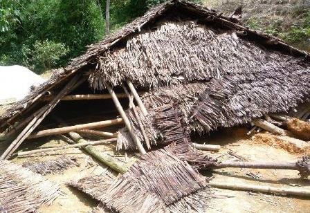 Lốc xoáy đầu mùa “thổi bay” 23 mái nhà dân  