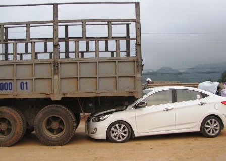 Xế hộp chui gầm xe tải - 1 Xế hộp chui gầm xe tải