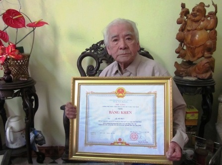 Ông giáo già 16 năm dạy học miễn phí cho trẻ khuyết tật   