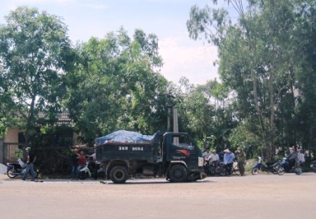 Xe máy bị xe tải kéo lê hơn 10m   