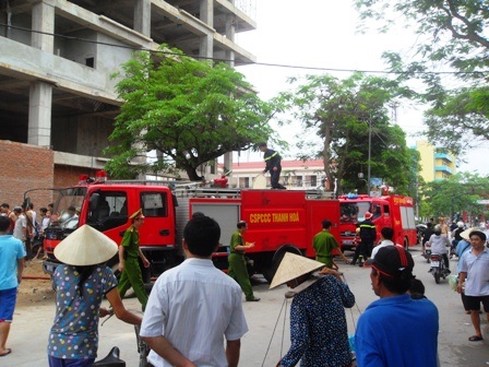 Cháy tòa nhà đang xây, hàng trăm người hoảng loạn   