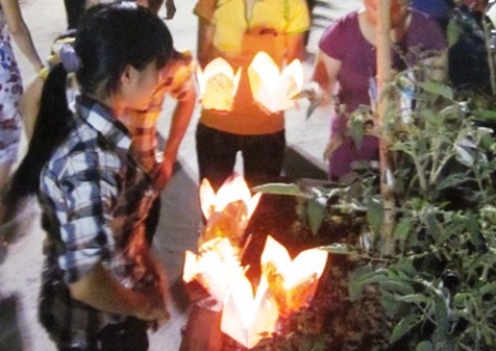 Lung linh đêm đại lễ rước ánh sáng Phật