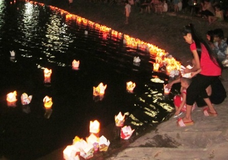 Lung linh đêm đại lễ rước ánh sáng Phật