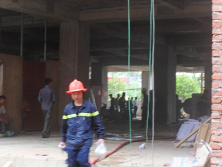 Cháy tòa nhà đang xây, hàng trăm người hoảng loạn   