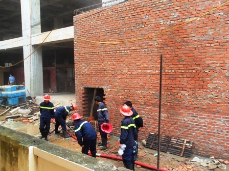 Cháy tòa nhà đang xây, hàng trăm người hoảng loạn   