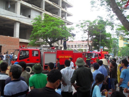 Cháy tòa nhà đang xây, hàng trăm người hoảng loạn   
