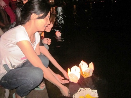 Lung linh đêm đại lễ rước ánh sáng Phật