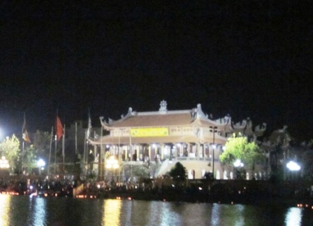 Lung linh đêm đại lễ rước ánh sáng Phật