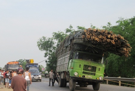 Xe tải gãy nhíp, quốc lộ ách tắc hàng chục km