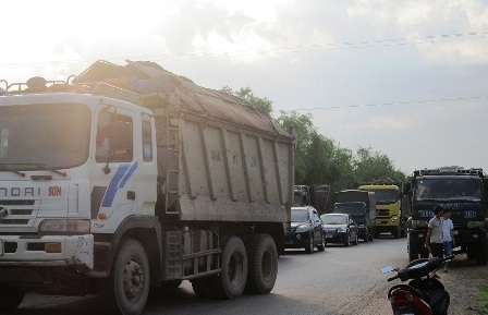 Xe tải gãy nhíp, quốc lộ ách tắc hàng chục km