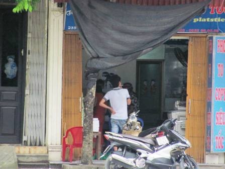 Tại Thanh Hóa: “Phao” thi quây quanh cổng trường